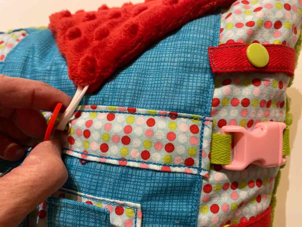 coussin bleu et vert vue rapprochée bouton, blue and green cushion close-up view button