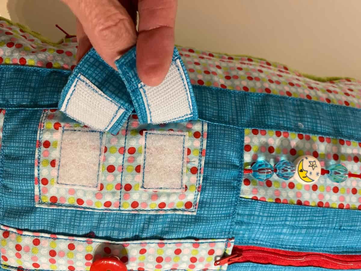 coussin bleu et vert vue rapprochée velcro, blue and green cushion close-up view velcro