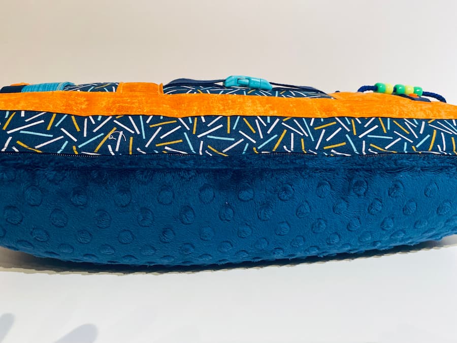 coussin orange et bleu vue rapprochée côté, orange and blue cushion close-up side view