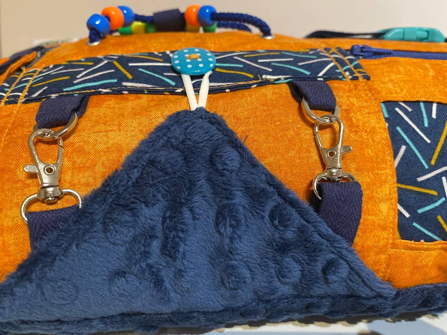 coussin orange et bleu vue rapprochée crochets, orange and blue cushion close-up view hooks