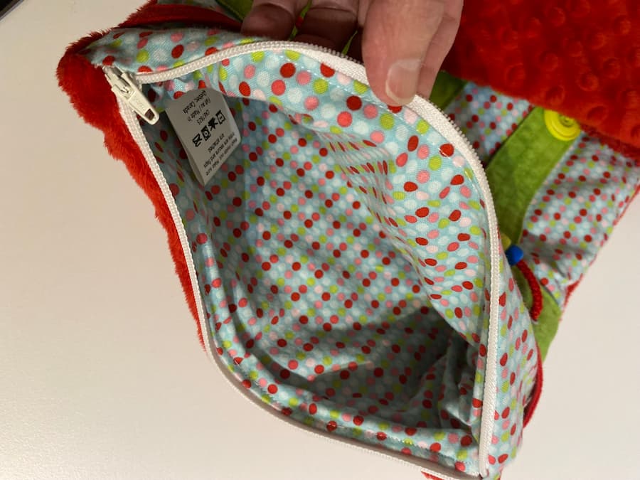 coussin vert et rouge vue rapprochée intérieur, green and red cushion close-up inside view