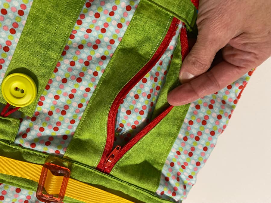 coussin vert et rouge vue rapprochée zipper, green and red cushion close-up view zipper