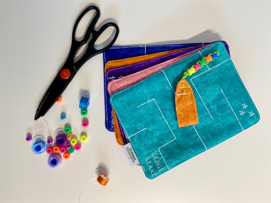 labyrinthes modèle recto attaché et ciseau, mazes model front attached and scissor