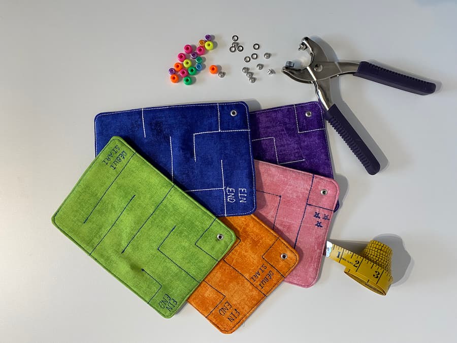 labyrinthes modèle recto attaché et pince et ruban à mesurer, mazes model front attached and plier and measuring tape