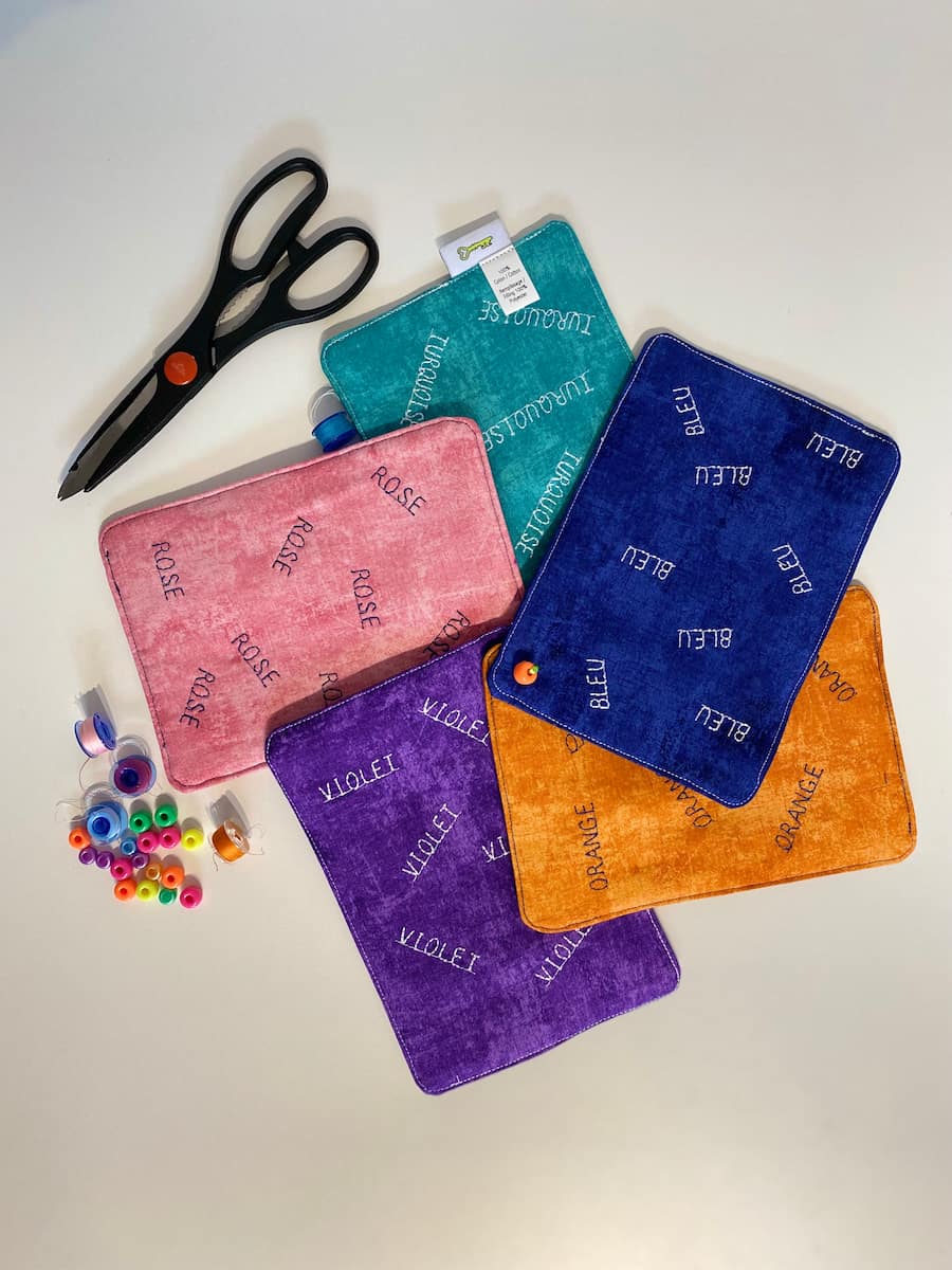 labyrinthes modèle verso attaché et ciseau, mazes model back attached and scissor