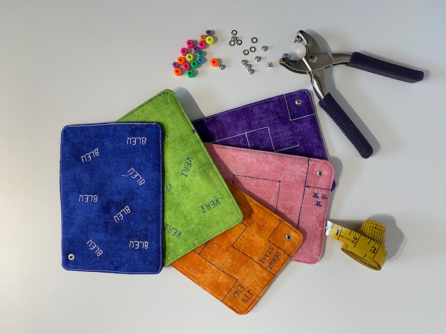 labyrinthes modèle verso attaché et pince et ruban à mesurer, mazes model back attached and plier and measuring tape