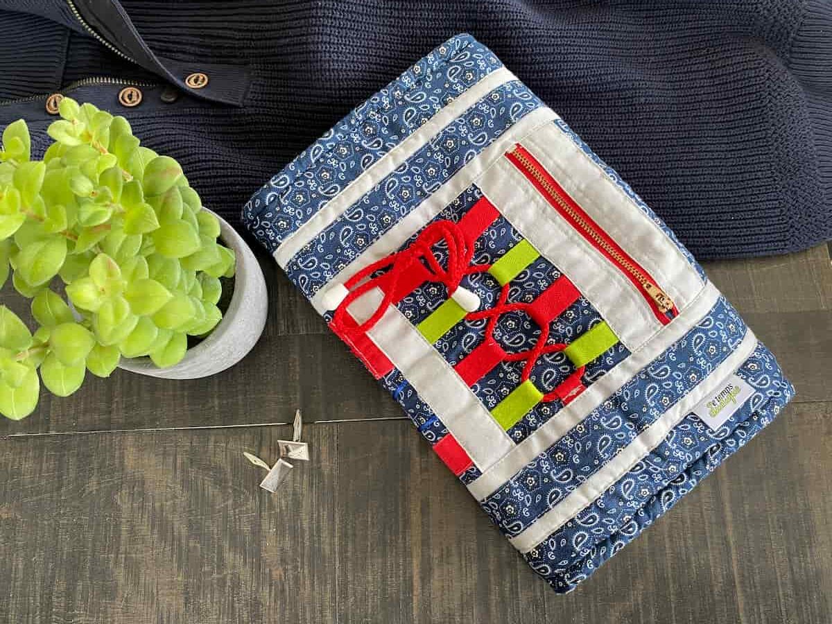 manchon bleu avec boutons de manchette et pot de fleurs, blue sleeve with cufflinks and flowerpot