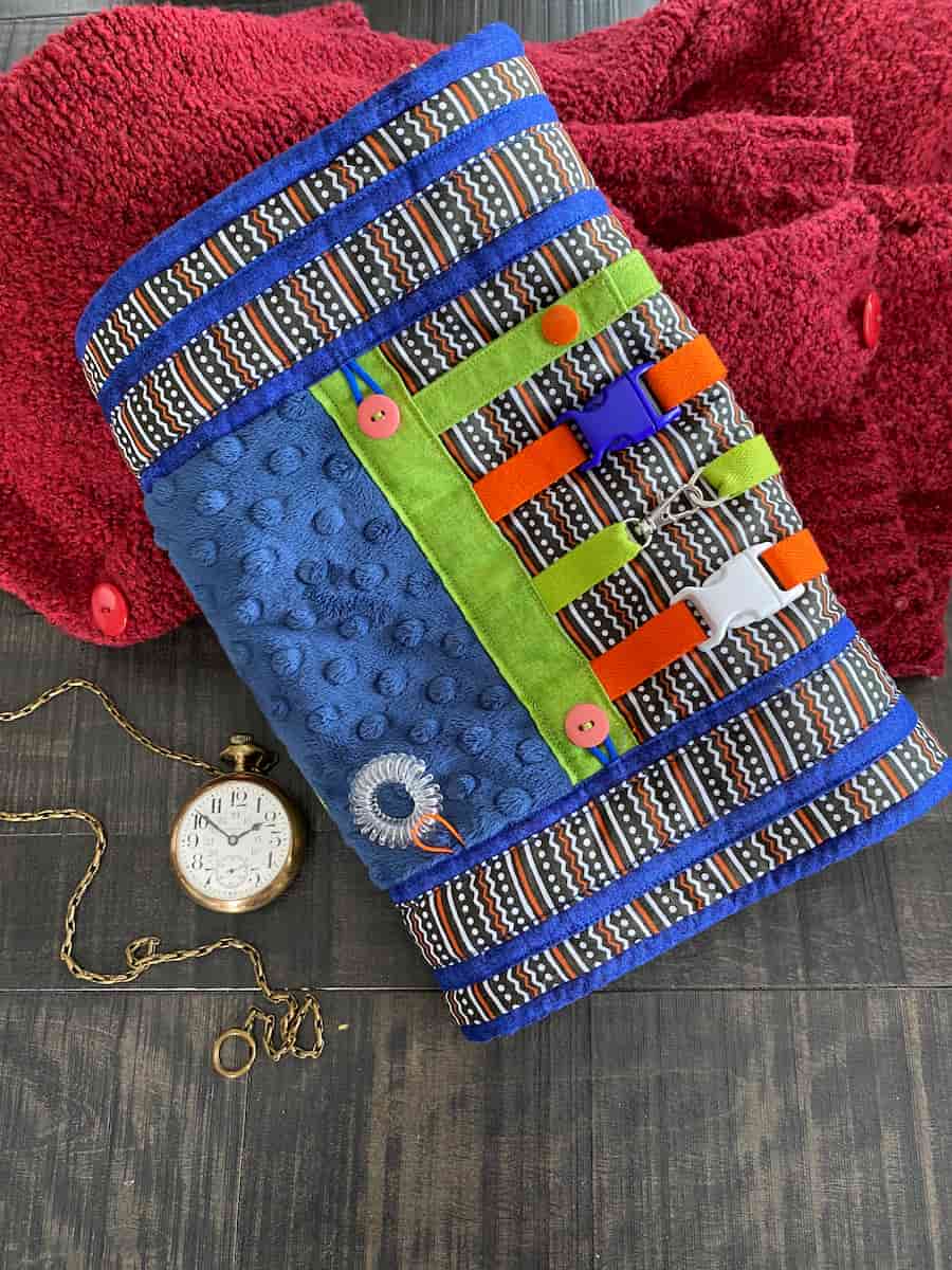 manchon bleu avec montre de poche et chandail rouge, blue sleeve with pocket watch and red sweater