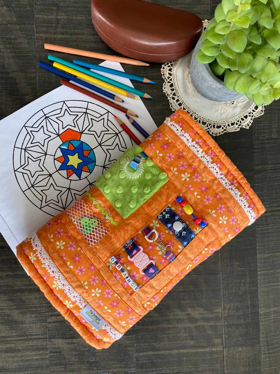 manchon orange avec crayons et pot de fleurs, orange sleeve with pencils and flowerpot