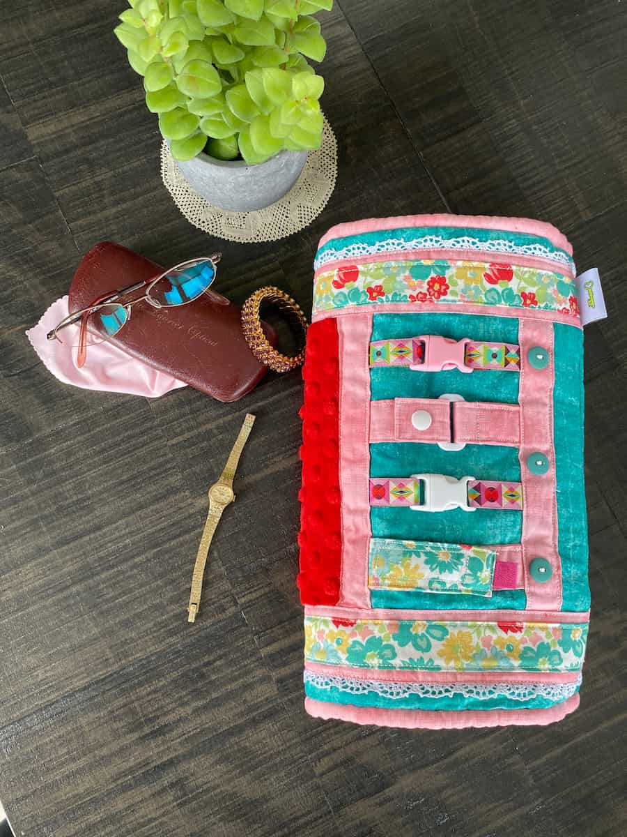 manchon rose avec montre, lunette et pot de fleurs, pink sleeve with watch, glasses and flowerpot