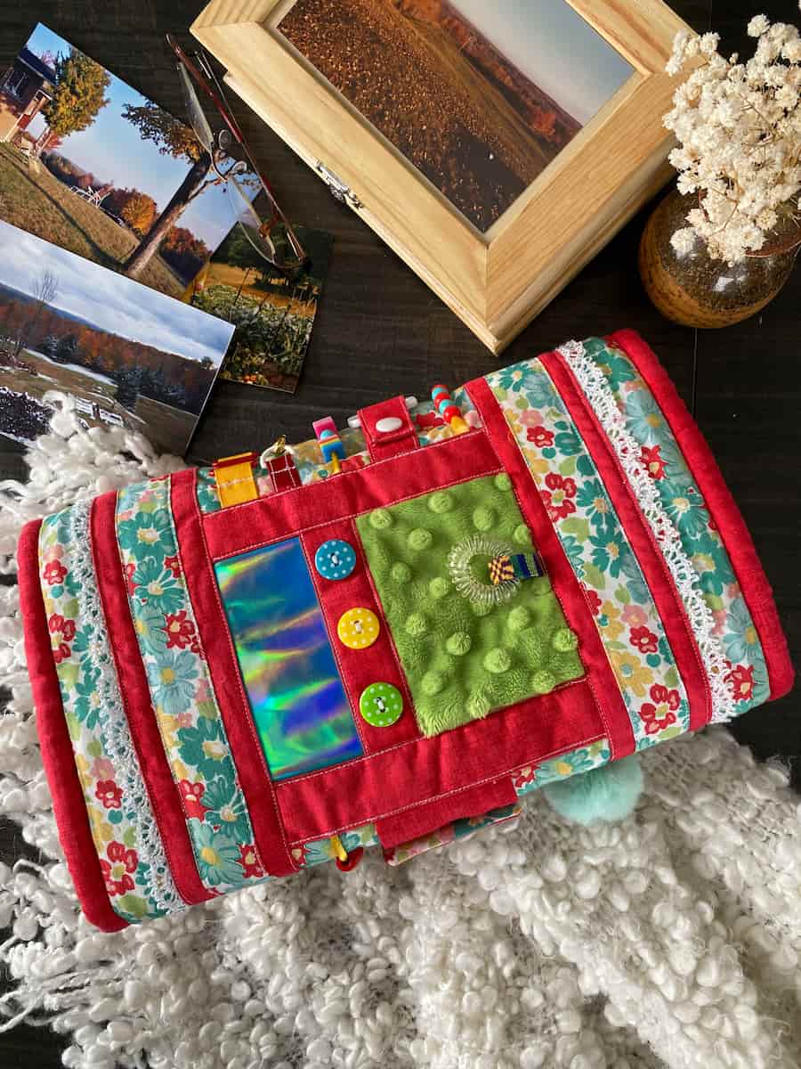 manchon rouge avec cadre et photos, red sleeve with frame and photos