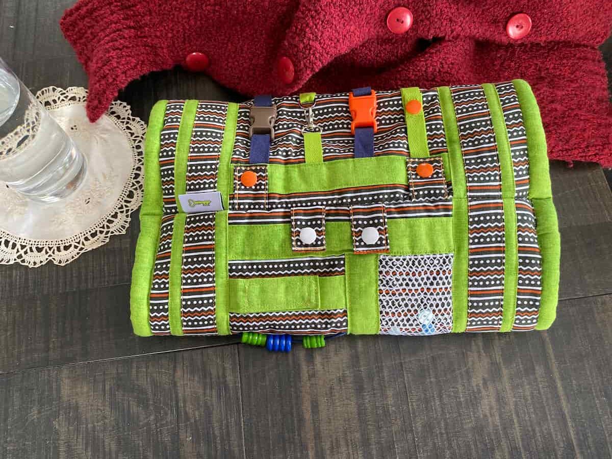 manchon vert avec chandail rouge, green sleeve with red sweater