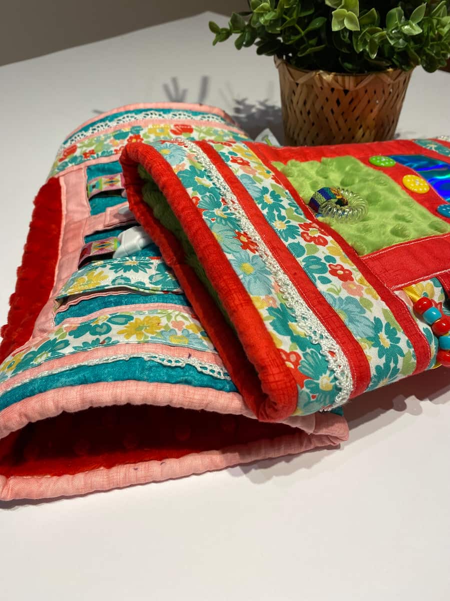 manchons rose et rouge avec pot de fleurs, pink and red sleeves with flowerpot