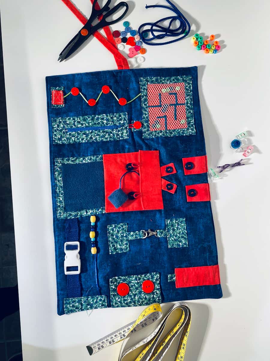 napperon bleu avec ruban jaune et ciseau, blue placemat with yellow ribbon and scissors