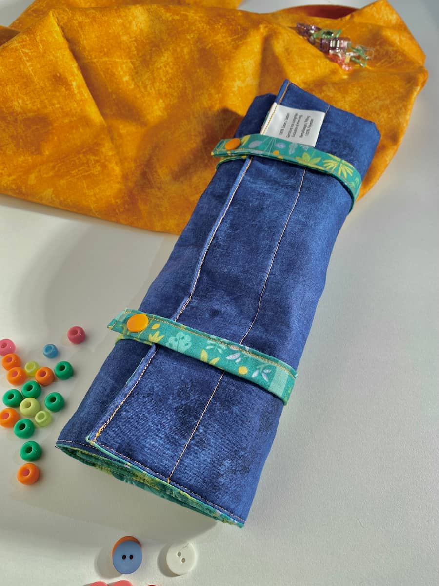 napperon bleu plié, folded blue placemat