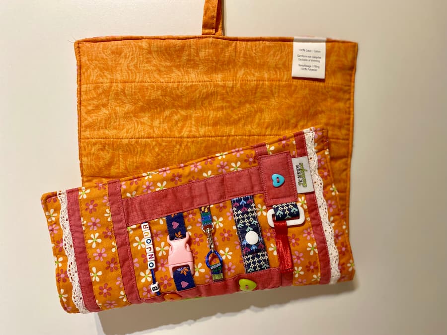 napperon orange plié, folded orange placemat