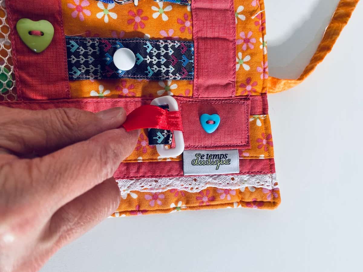 napperon orange vue rapprochée avec doigts, orange placemat close-up view with fingers