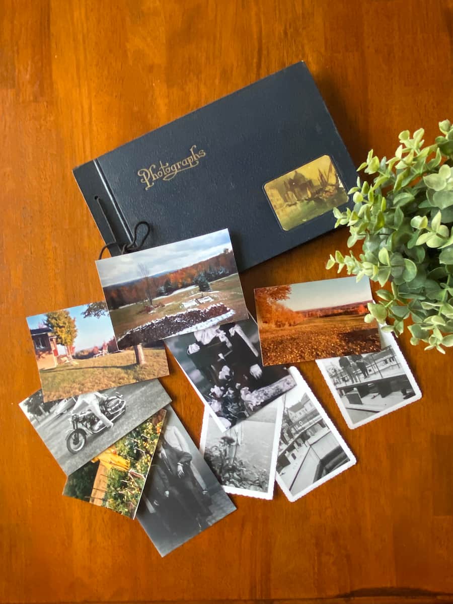 Pêle-mêle photos sur table, jumble of photos on table