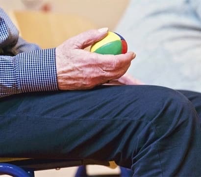 personne âgée avec balle, elderly person with ball