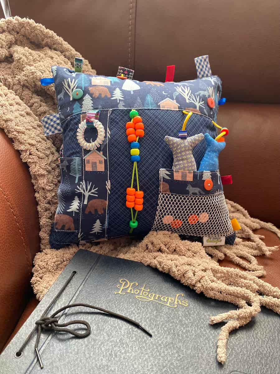 Pico au carré pêcheur sur divan avec album, Pico squared fisherman on couch with album