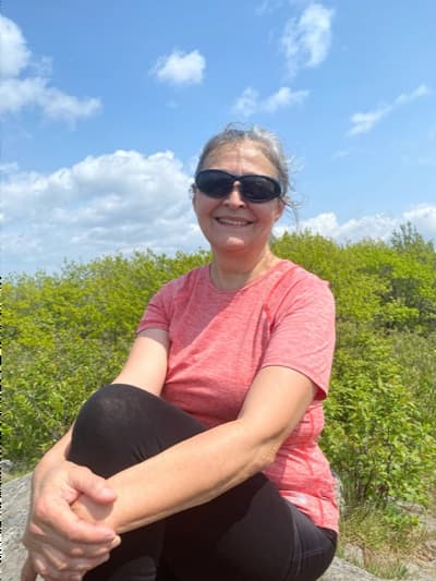 Renée, propriétaire à l'extérieur, owner outside