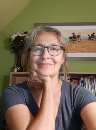 Renée, propriétaire dans son bureau, owner in her office