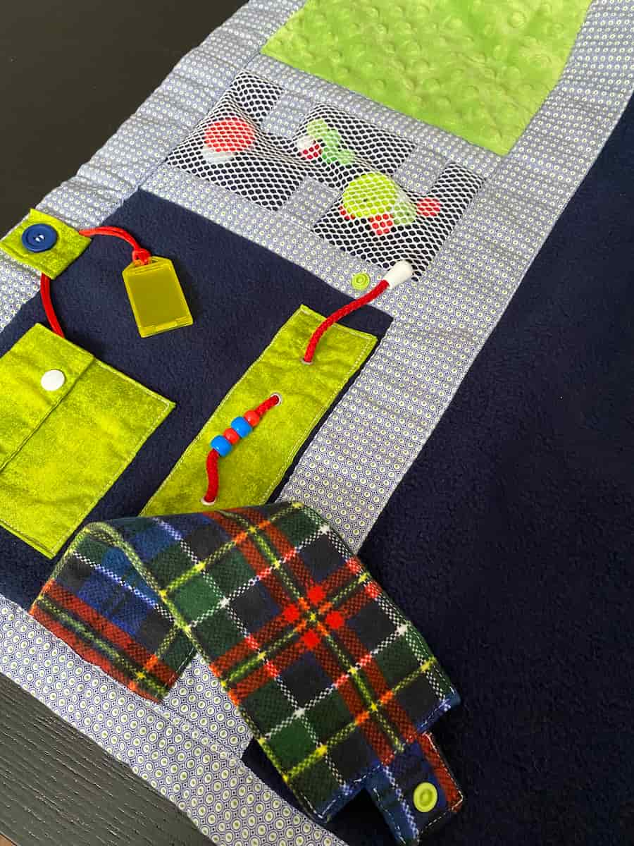 couverture bleu, verte et grise, blue, green and gray blanket