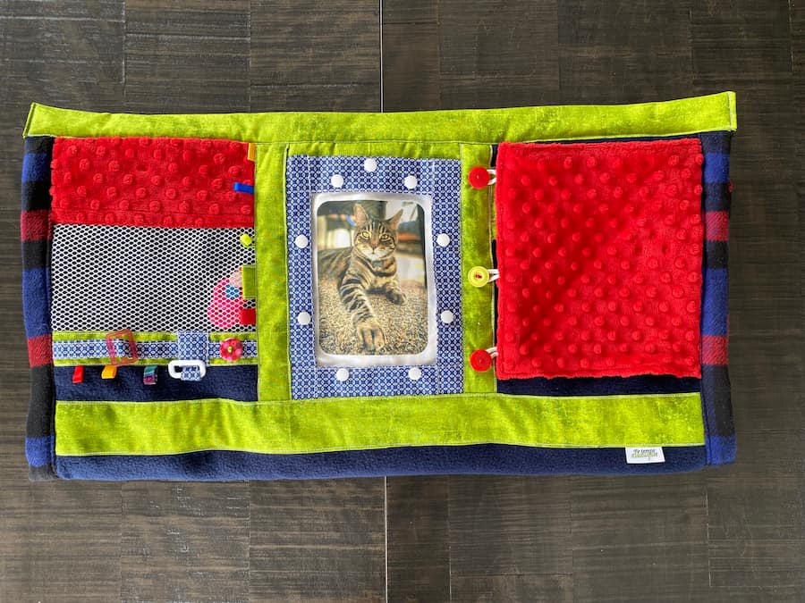 couverture bleu, verte et rouge avec chat, blue, green and red blanket with cat