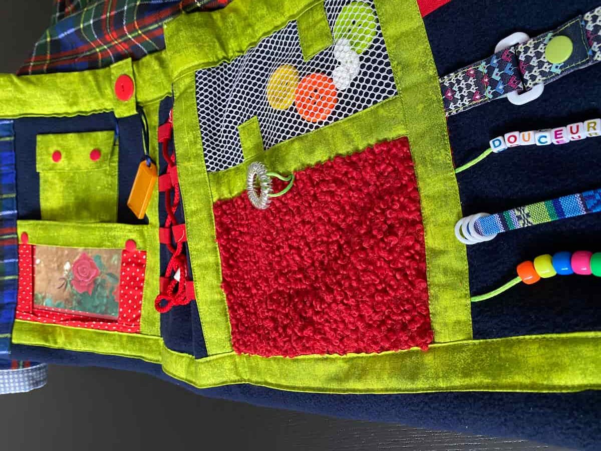 couverture bleu, verte et rouge, blue, green and red blanket