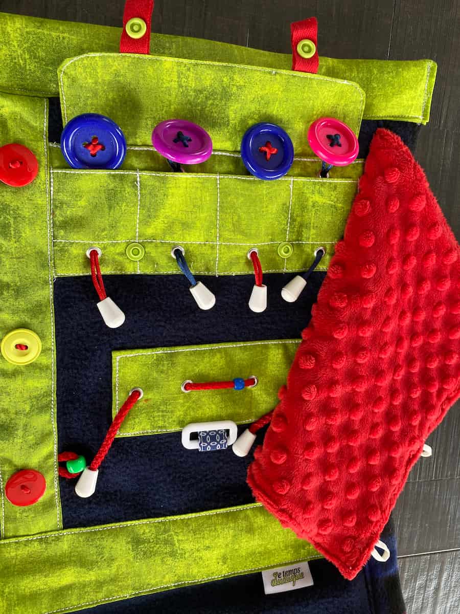 couverture bleu, verte et rouge vue rapprochée cordons, blue, green and red blanket close-up view cords