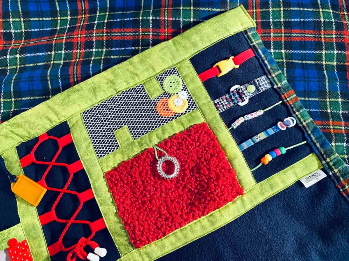 couverture bleu, verte et rouge vue rapprochée, blue, green and red blanket close-up view