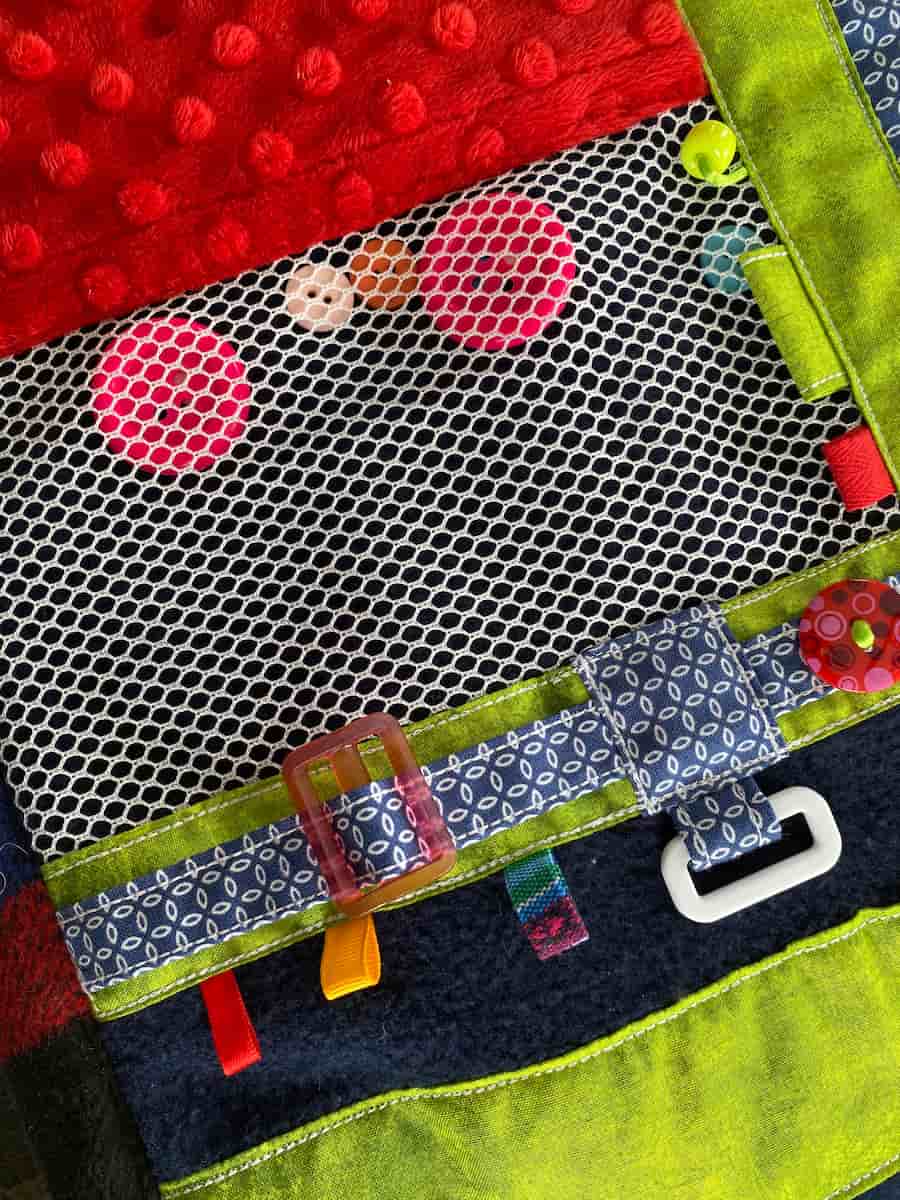 couverture bleu, verte et rouge vue rapprochée pochette, blue, green and red blanket close-up pouch