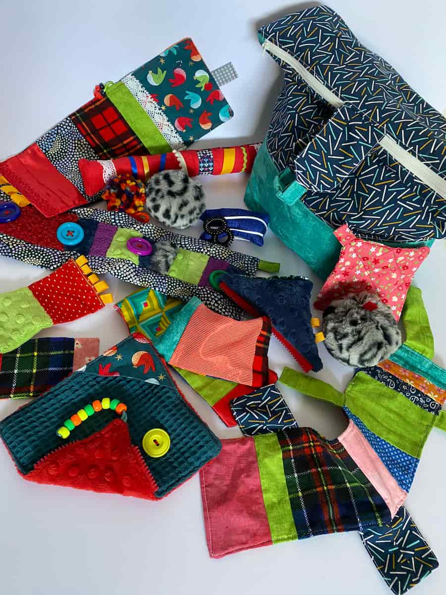 sac de rêves fermé avec divers articles, closed bag of dreams with various items