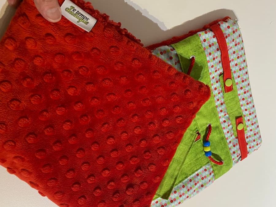 coussin vert et rouge vue rapprochée verso, green and red cushion close-up back view