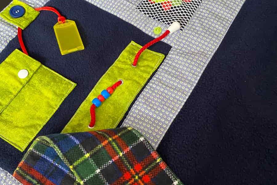 couverture bleu, verte et grise, blue, green and gray blanket