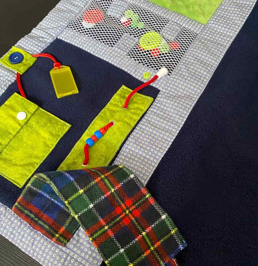 couverture bleu, verte et grise, blue, green and gray blanket