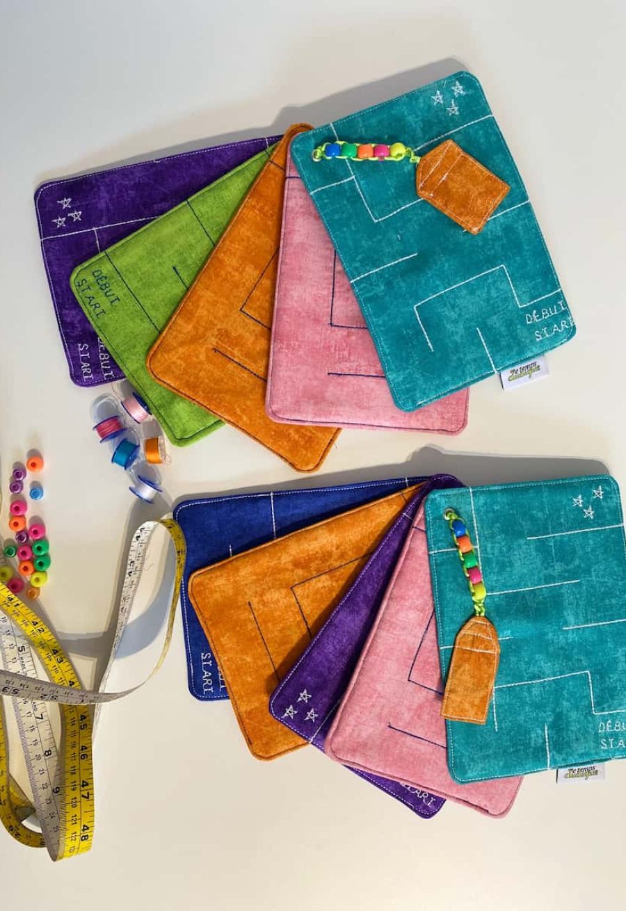 labyrinthes 2 modèles rectos attachés et ruban à mesurer, mazes 2 front models attached and measuring tape