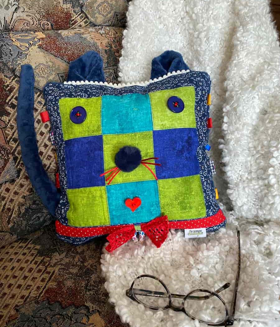 Pico au carré sur divan avec lunette,Pico squared on couch with glasses